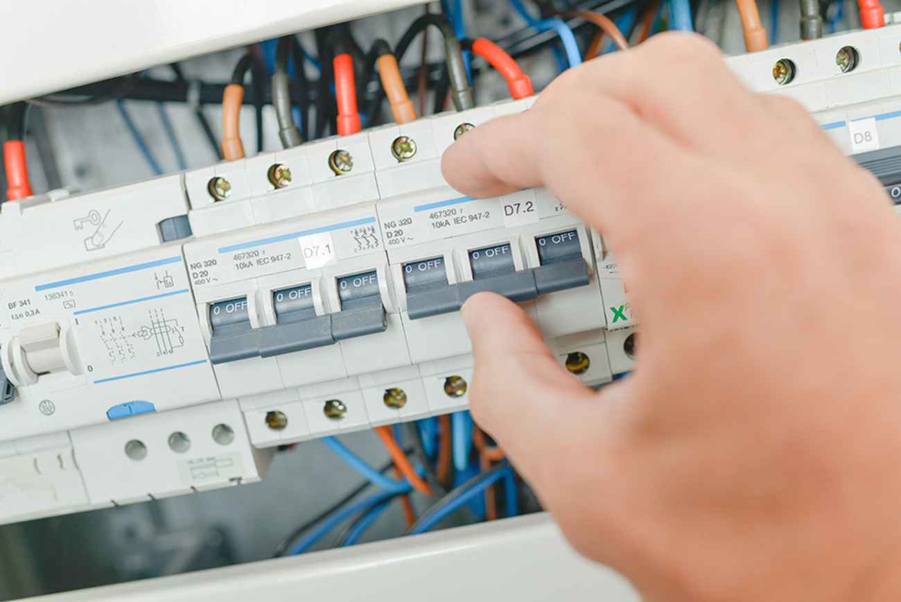 Schalt­schrank­bau bei Elektroanlagen & Antennenbau GbR in Aschheim